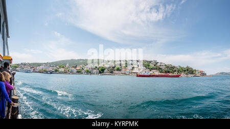 Panoramablick auf burgazada Insel aus dem Meer. Die Insel ist eine der vier Inseln benannt Prinzeninseln im Marmarameer, in der Nähe von Istanbul, Türkei. 2 Stockfoto