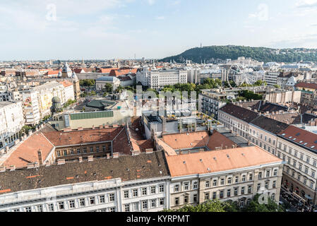 Budapest, Ungarn - 13. August 2017: Hohe Betrachtungswinkel auf die stadtlandschaft von Budapest vom Dach von St. Stephan Basilika Stockfoto