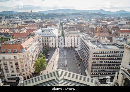 Budapest, Ungarn - 13. August 2017: Hohe Betrachtungswinkel auf die stadtlandschaft von Budapest vom Dach von St. Stephan Basilika Stockfoto