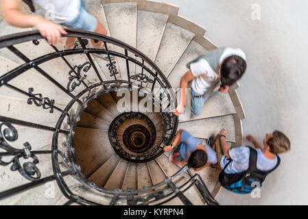 Budapest, Ungarn - 13. August 2017: Hohe Betrachtungswinkel der Wendeltreppe mit Menschen in St. Stephan Basilika von Budapest. Stockfoto