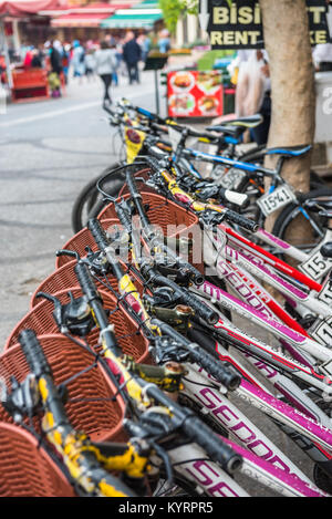 Reihe der Stadt abgestellte Fahrräder Fahrräder zu mieten auf dem Bürgersteig. Fahrrad Parken in Big Island, Istanbul, Türkei, 20. Mai 2017 Stockfoto