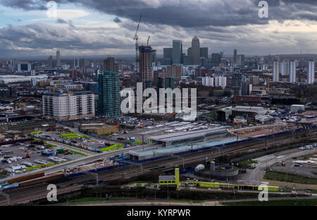 Blick nach Süden über London Canary Wharf aus der Arcelormittal Orbit Stockfoto