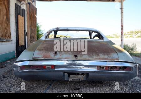 Abgebrochene Buick Skylark in einer stillgelegten aufgegeben aufgeschlüsselt Tankstelle winkel Utah USA Stockfoto