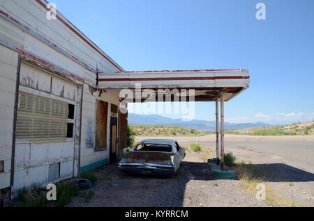 Abgebrochene Buick Skylark in einer stillgelegten aufgegeben aufgeschlüsselt Tankstelle winkel Utah USA Stockfoto