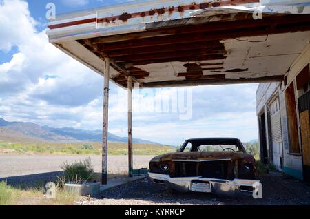 Abgebrochene Buick Skylark in einer stillgelegten aufgegeben aufgeschlüsselt Tankstelle winkel Utah USA Stockfoto