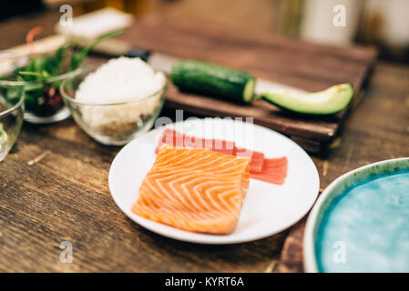 SUshi rollen Zutaten auf hölzernen Tisch, niemand, traditionelle japanische Speisen. Asiatische Küche, Meeresfrüchte Stockfoto