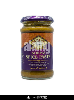 Largs, Schottland, Großbritannien - 14 Januar, 2018: Eine beliebte Marke jar von Patak's Korma Curry Paste auf weißem Hintergrund mit schnelle Vorbereitung von Mir zugeordnet Stockfoto