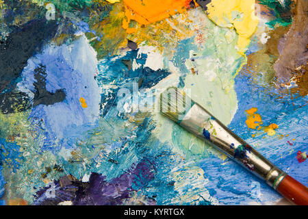 Künstler Acrylfarbe Palette schließen bis halb abstrakten Hintergrund Stockfoto