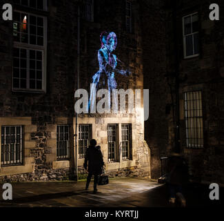 Thema Val McDermid's Kurzgeschichte "Auferstehung" des neuen Jahres, Nachricht vom Himmel, in der Nacht an mehreren Standorten in Edinburgh projiziert. Stockfoto