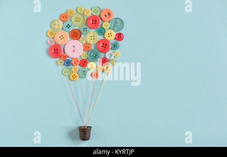 Konzept Heißluftballon aus bunten nähen Tasten Stockfoto