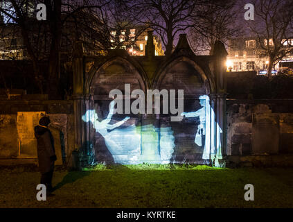 Thema Val McDermid's Kurzgeschichte "Auferstehung" des neuen Jahres, Nachricht vom Himmel, in der Nacht an mehreren Standorten in Edinburgh projiziert. Stockfoto