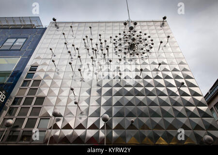 Europa, Deutschland, Köln, Kinetische Skulptur Licht und Bewegung von Otto Piene (1928 - 2014) an der Wormland Haus auf der Straße Hohe Straße. Europa, Stockfoto