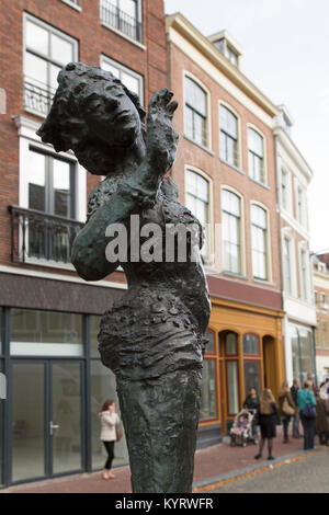 Statue von Mata Hari in Leeuwarden, Niederlande. Die Statue steht außerhalb des Gebäudes, in dem sie geboren wurde, im Jahre 1876. Stockfoto