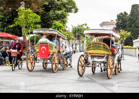 Bus oder Kutsche mit Touristen auf Büyükada (d. h. 'Big Island' in Englisch) oder Prince Insel. Büyük Ada ist berühmt für die schönen Straßen und Pha Stockfoto