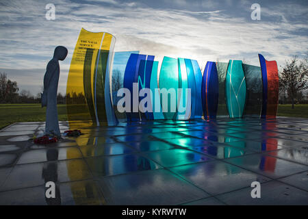 Die Naval Service Memorial Sculpture im National Memorial Arboretum in der Nähe von Alrewas, Staffordshire, England, Großbritannien. Stockfoto