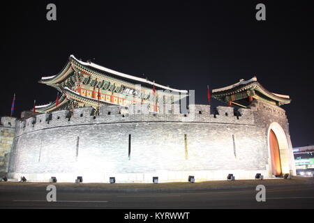 Paldalmun Gate in der Nacht in Suwon, Korea Stockfoto