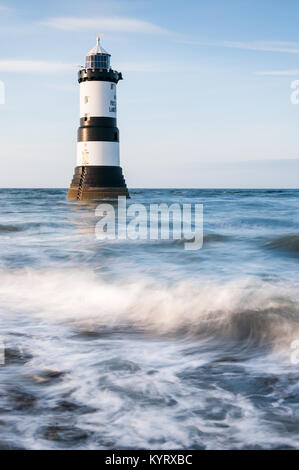 Penmon Leuchtturm und die Küste auf die Insel Anglesey auf einem sonnigen späten Frühling Nachmittag. Wales, Vereinigtes Königreich Stockfoto