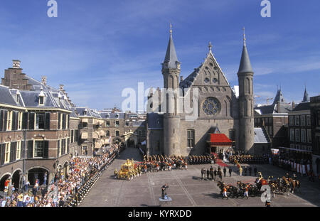 Die Niederlande. Den Haag. Queen reitet in goldener Wagen der dritten Dienstag im September. Zeremonien für die Eröffnung des neuen parlamentarischen Jahr. Stockfoto