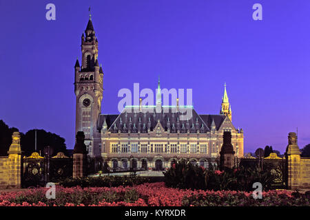 Die Niederlande. Den Haag. Friedenspalast (Vredespaleis). Dämmerung. Stockfoto
