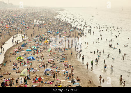 Die Niederlande, Scheveningen, in der Nähe von Den Haag oder Den Haag. Menschen Sonnenbaden am Strand. Sommer. Luftbild vom Pier. Stockfoto