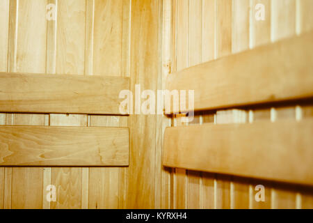 Der Innenbereich der Sauna - Regale, Fenster, Lampe, niemand Stockfoto