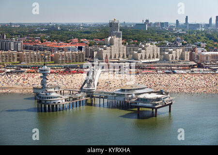 Die Niederlande, Scheveningen, in der Nähe von Den Haag oder Den Haag. Events Centre De Pier genannt. Menschen Sonnenbaden am Strand. Sommer. Antenne. Stockfoto