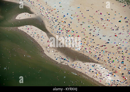 Die Niederlande, Scheveningen, in der Nähe von Den Haag oder Den Haag. Menschen Sonnenbaden am Strand. Sommer. Antenne. Stockfoto