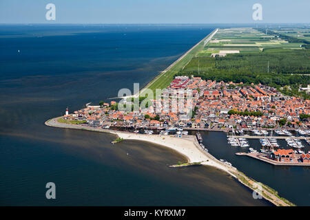 Die Niederlande, Urk. Fischerdorf. Die ehemalige Insel im Meer genannt Zuiderzee, jetzt Teil von Flevopolder. Antenne. Stockfoto