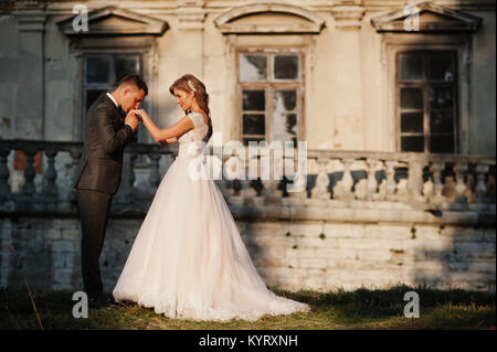 Fantastische Hochzeit paar vor einem alten mittelalterlichen Burg auf dem Land auf einem sonnigen Tag posieren. Stockfoto
