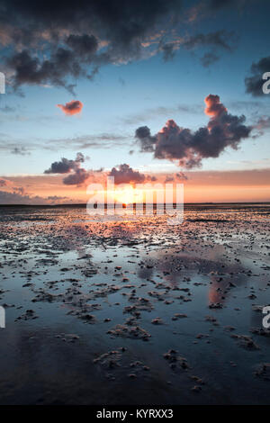 Die Niederlande, Ballum, Ameland Insel, gehört zum Wadden Sea Islands. UNESCO-Weltkulturerbe. Watten. Sunrise. Stockfoto