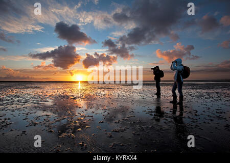 Die Niederlande Ameland, Ballum, Insel, vom Wattenmeer die Inseln. Unesco-Weltkulturerbe. Paar, Mann und Frau, Wandern am Wattenmeer. Sun Stockfoto