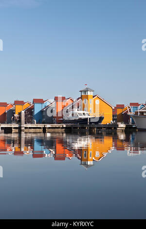 Die Niederlande, Groningen, bunte Wohnhäuser und Marina Reitdiephaven genannt. Stockfoto
