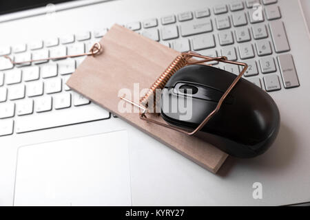 Maus Mausefalle auf Laptop Tastatur - zensiert Internet und Kriminalität Konzept Stockfoto