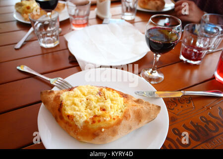 Traditionelle georgische Küche: Brot mit Käse und Ei namens Khachapuri Stockfoto