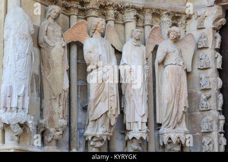 Frankreich, Marne (51), Reims Cathédrale Notre-Dame de Reims, classée patrimoine Mondial de l'Unesco, Skulpturen sur portail Occidental gauche à Droite Stockfoto