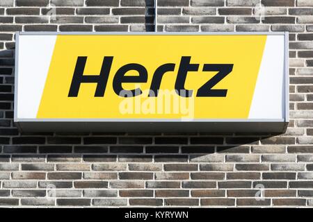 Aalborg, Dänemark - 13. Juli 2017: Hertz Logo auf einem Panel. Hertz ist ein amerikanisches Unternehmen mit internationalen Standorten in 145 Ländern Stockfoto