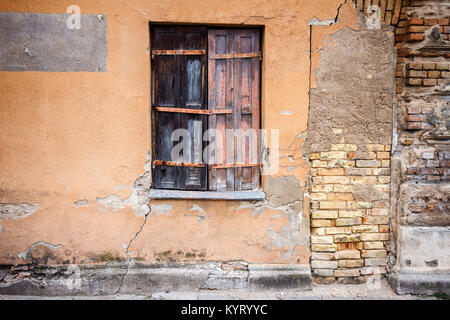 Mit Brettern vernagelt Fenster eines verlassenen Hauses Stockfoto