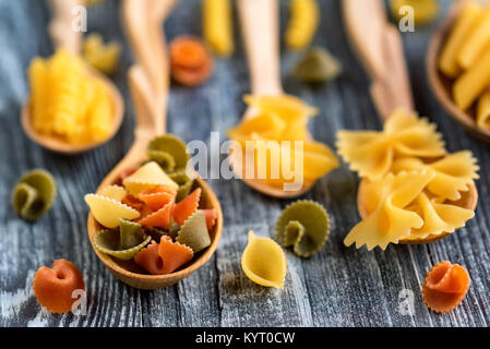 Verschiedene Kombinationen von Pasta auf Holz rustikale Hintergrund Stockfoto