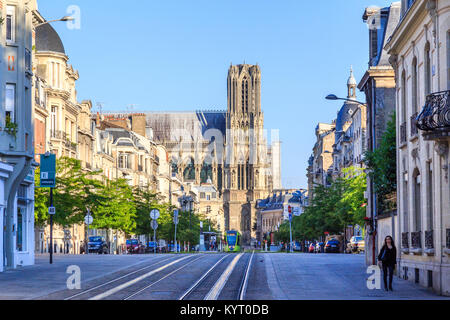 Frankreich, Marne (51), Reims, ligne de Tramway sur le cours Jean-Baptiste Langlet et Cathédrale Notre-Dame de arrrière-plan // Frankreich, Marne, Reims, Straßenbahn Stockfoto