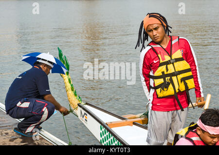 PUTRAJAYA, KUALA LUMPUR, Malaysia - 18. Juni 2010: Die gemischte Mannschaft ist bereit für die Abreise während das Drachenbootfest auf Putrajaya See Stockfoto