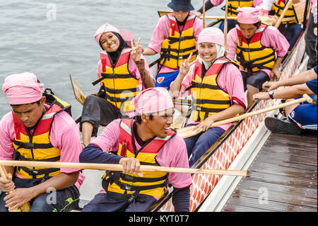 PUTRAJAYA, KUALA LUMPUR, Malaysia - 18. Juni 2010: Die gemischte Mannschaft ist bereit für die Abreise während das Drachenbootfest auf Putrajaya See Stockfoto