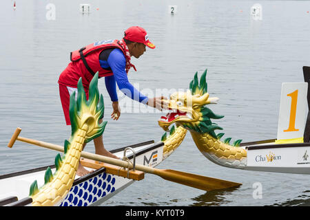 PUTRAJAYA, KUALA LUMPUR, Malaysia - 18. Juni 2010: Durch Aberglauben Ruderer kommen der Kopf des Drachen touch während des Dragon boat festival auf Putraj Stockfoto