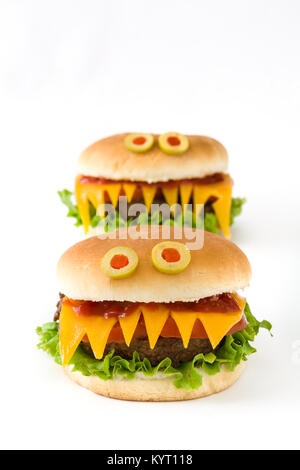 Halloween burger Monster auf weißem Hintergrund Stockfoto