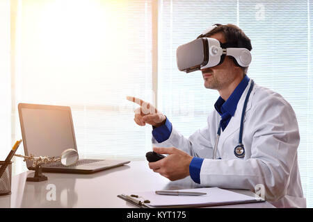 Arzt Überprüfung der medizinischen Inhalte 3d mit Virtual reality Brillen im Büro. Horizontale Komposition. Stockfoto