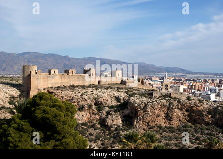 Blick auf die Alcazaba Almeria Jairan Wand und der Stadt Almeria, Almeria, Spanien Stockfoto