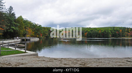 Monterey, MA. Schöne Herbstfarben entlang der Teich in Beartown State Park in den Berkshires. Oktober 8, 2017. @ Veronica Bruno/Alamy Stockfoto