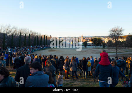 Warten auf die Ankunft der Könige, die drei weisen Männer, mit dem Hubschrauber am 6. Januar, Sant Cugat del Valles, Barcelona, Katalonien, Spanien. Stockfoto