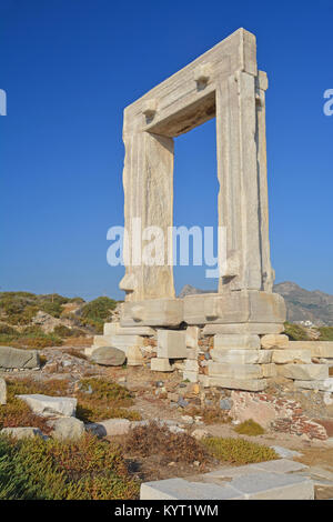 Die Überreste der Tempel des Apollo auf Naxos, Griechenland. Der monumentale Eingang mit Blick auf den Hafen, dating ab 530 v. Chr. Stockfoto