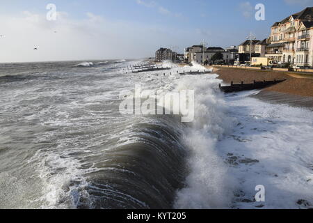 Bognor Regis, Großbritannien. 3. Januar, 2018. Der Blick von der Seebrücke mit starken Wellen durch Sturm Eleanor auf den Strand rollenden Bognor. Stockfoto