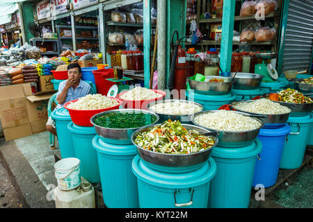 Frisches Gemüse in Binh Tay oder Hoa Binh Market, Chinatown (cholon), Bezirk 5, Saigon (Ho Chi Minh City), South Vietnam, Süd-Ost Asien Stockfoto